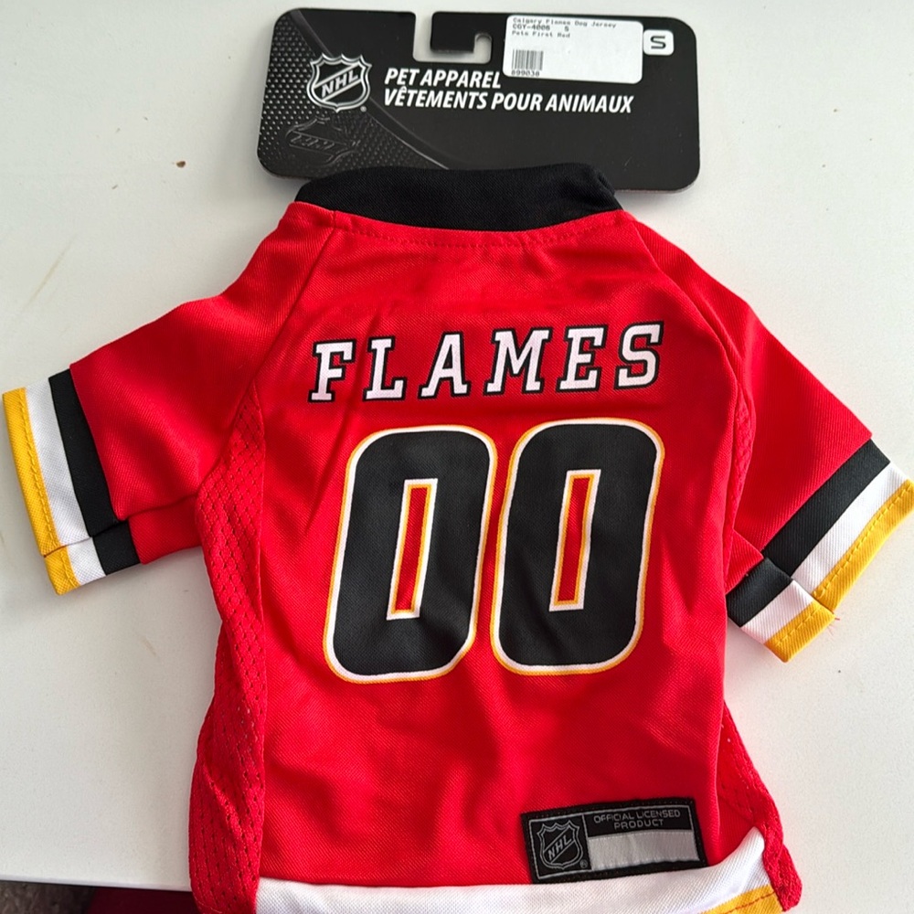 Pet, Calgary flames jersey size small